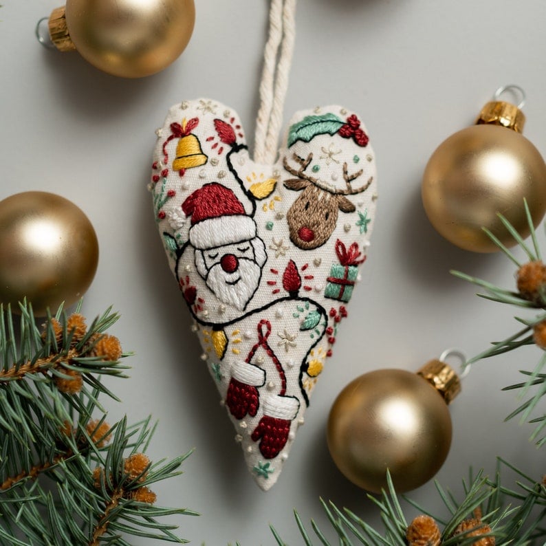 đ
BĂ€sta julklappenđDIY hjĂ€rtformad handbroderad juldekoration/dekorationskit