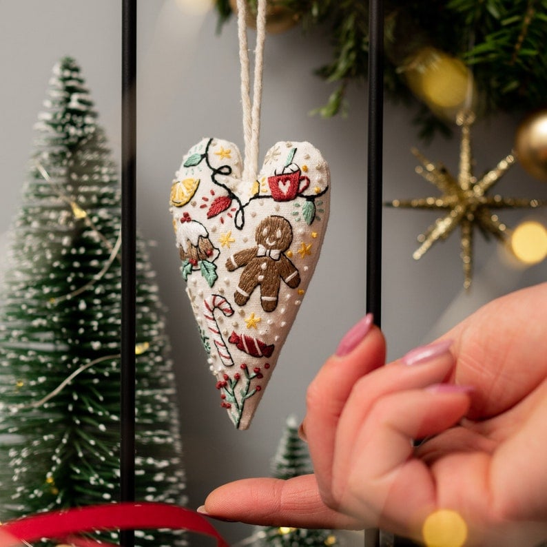 đ
BĂ€sta julklappenđDIY hjĂ€rtformad handbroderad juldekoration/dekorationskit