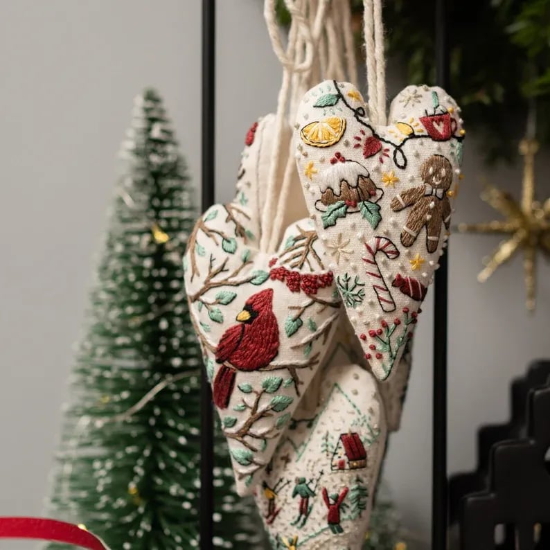 đ
BĂ€sta julklappenđDIY hjĂ€rtformad handbroderad juldekoration/dekorationskit