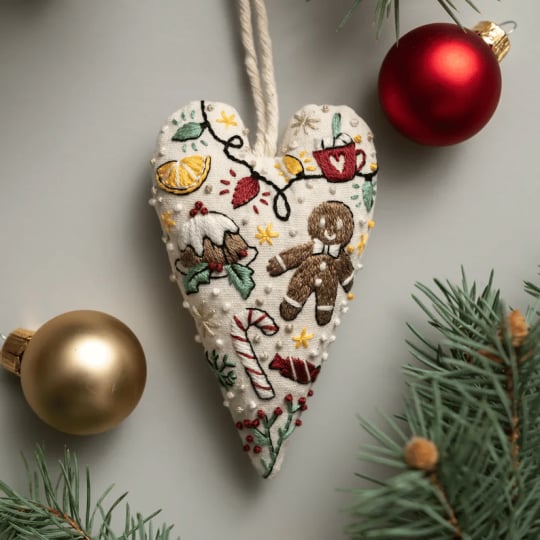 đ
BĂ€sta julklappenđDIY hjĂ€rtformad handbroderad juldekoration/dekorationskit