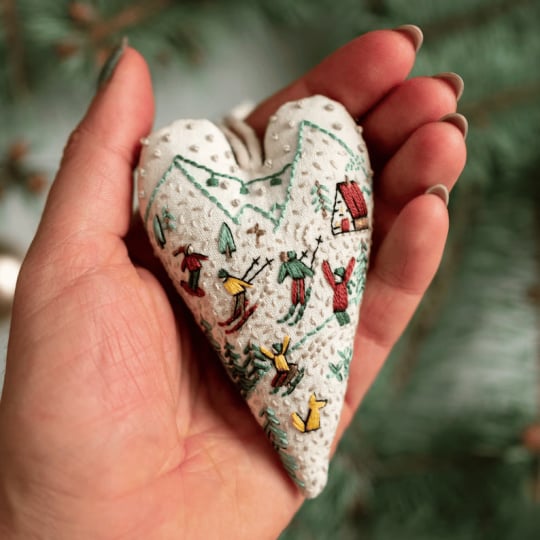 đ
BĂ€sta julklappenđDIY hjĂ€rtformad handbroderad juldekoration/dekorationskit