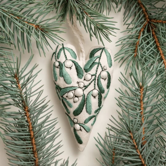 đ
BĂ€sta julklappenđDIY hjĂ€rtformad handbroderad juldekoration/dekorationskit