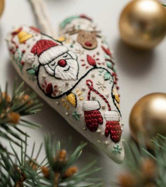 đ
BĂ€sta julklappenđDIY hjĂ€rtformad handbroderad juldekoration/dekorationskit