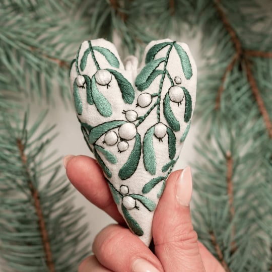 đ
BĂ€sta julklappenđDIY hjĂ€rtformad handbroderad juldekoration/dekorationskit