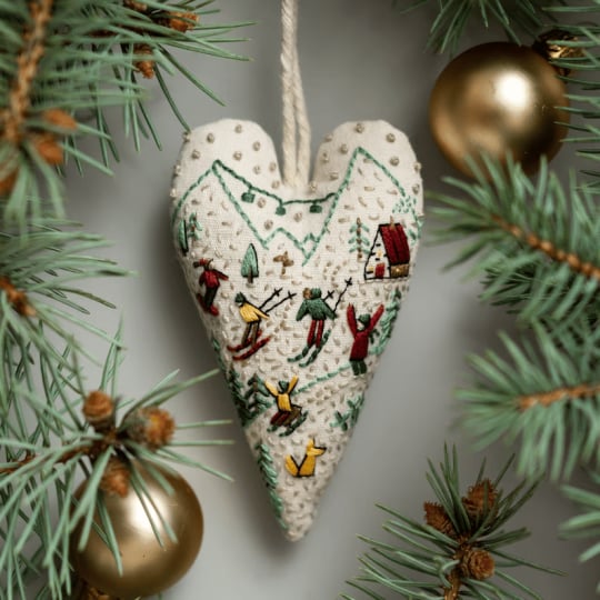đ
BĂ€sta julklappenđDIY hjĂ€rtformad handbroderad juldekoration/dekorationskit