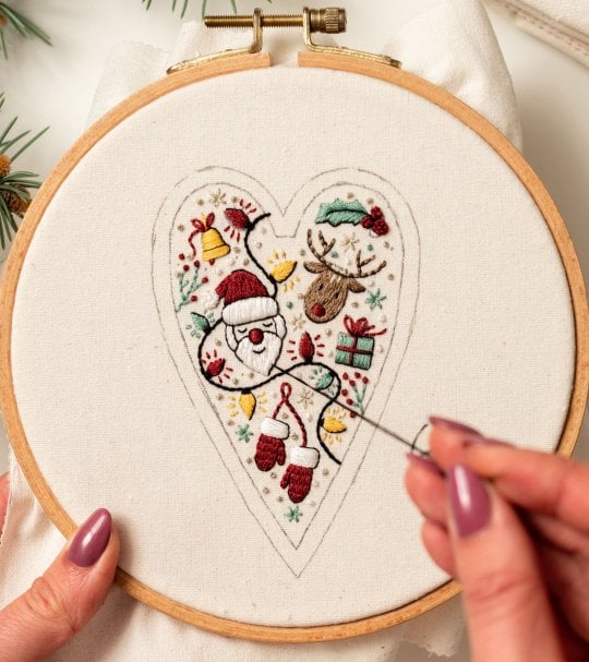 đ
BĂ€sta julklappenđDIY hjĂ€rtformad handbroderad juldekoration/dekorationskit