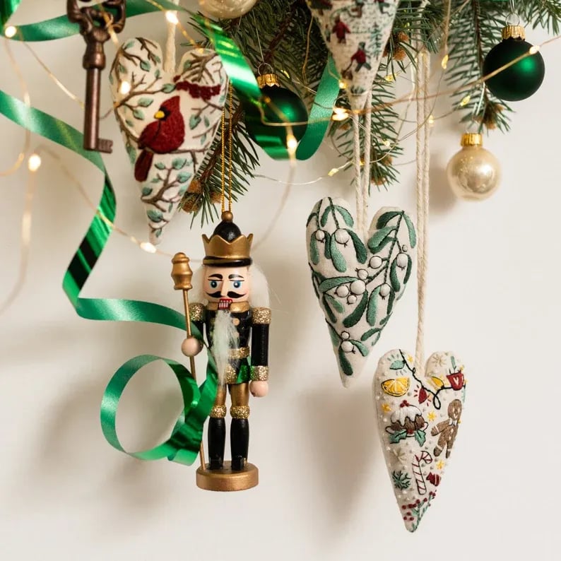 đ
BĂ€sta julklappenđDIY hjĂ€rtformad handbroderad juldekoration/dekorationskit