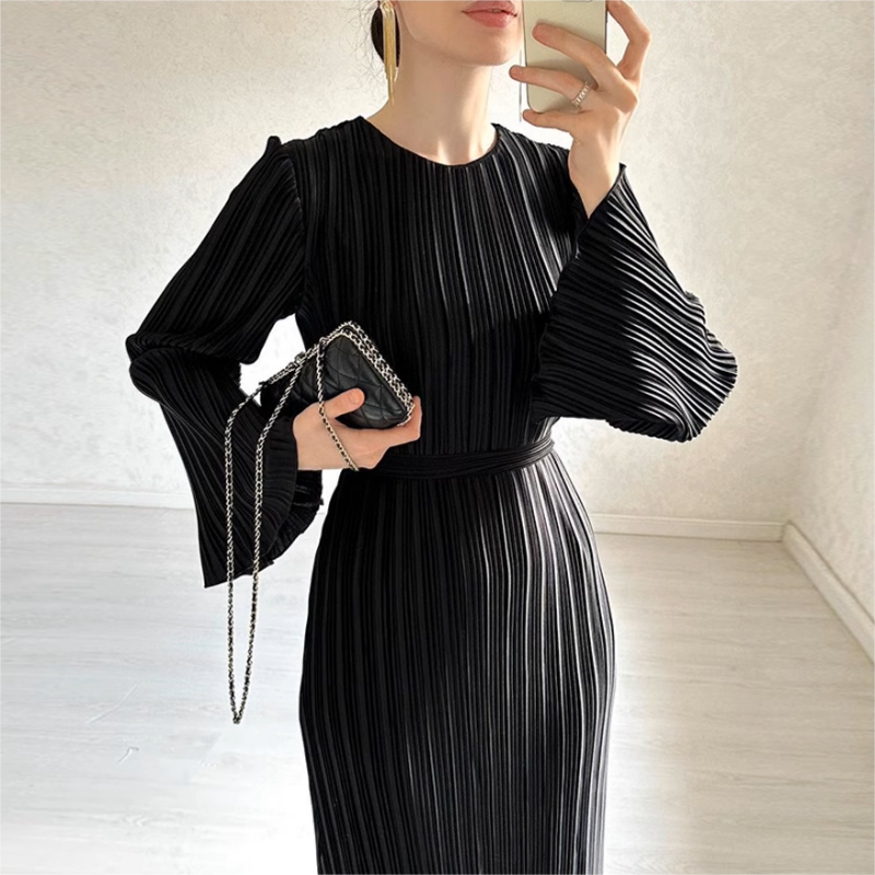 đ Ny elegant klĂ€nning med utsvĂ€ngda Ă€rmar â tidlös & smickrande!