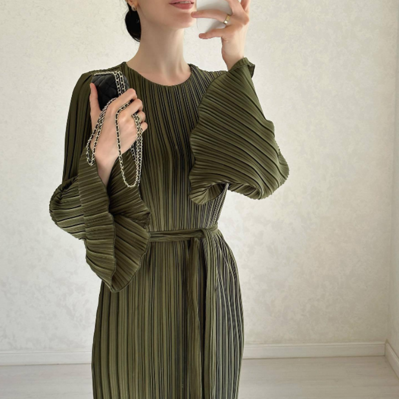đ Ny elegant klĂ€nning med utsvĂ€ngda Ă€rmar â tidlös & smickrande!