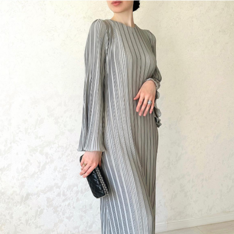 đ Ny elegant klĂ€nning med utsvĂ€ngda Ă€rmar â tidlös & smickrande!