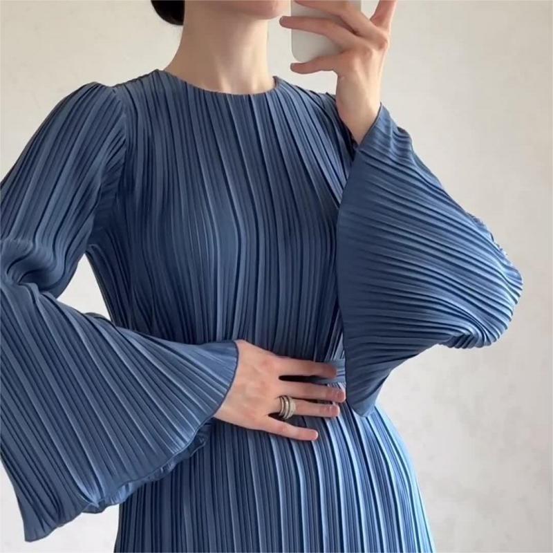 đ Ny elegant klĂ€nning med utsvĂ€ngda Ă€rmar â tidlös & smickrande!