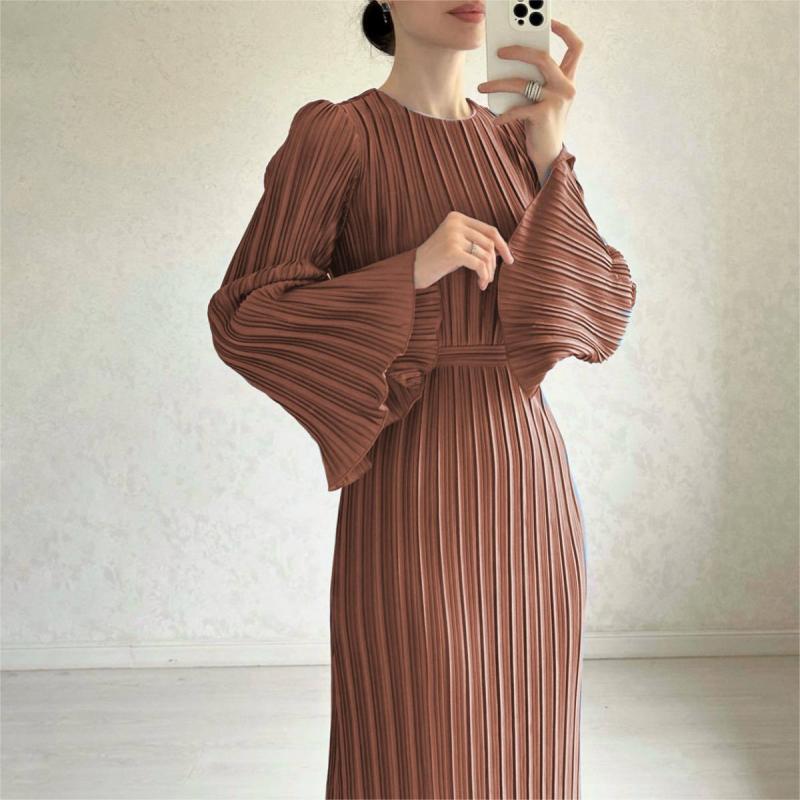 đ Ny elegant klĂ€nning med utsvĂ€ngda Ă€rmar â tidlös & smickrande!