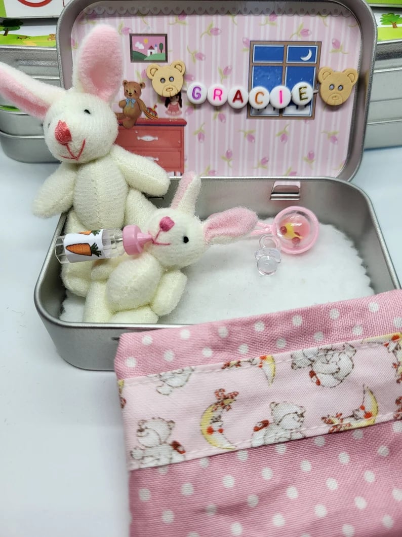 🔥Bästa påskpresenten - 60% RABATT! 🎁🐇Mummy Bunny Mini Plyschfickask i Plåt