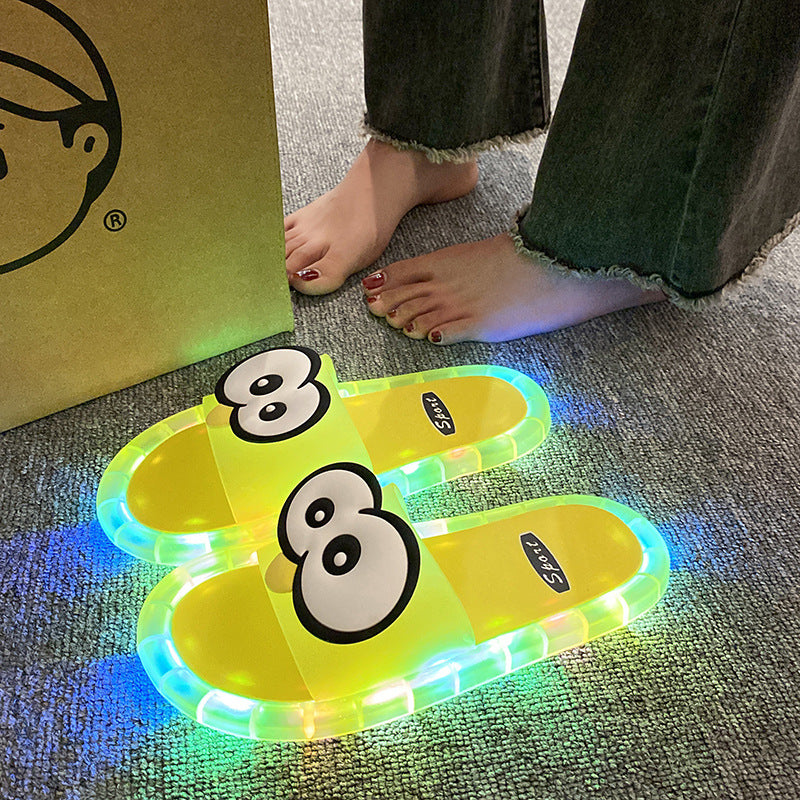 👣👣Söta tofflor med tecknade motiv som lyser i mörkret