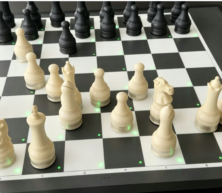 Magnetiskt schackspel med hopfällbart bräde