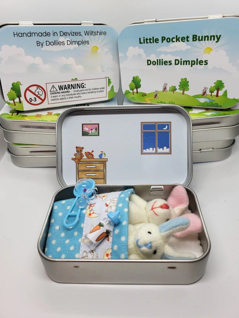 🔥Bästa påskpresenten - 60% RABATT! 🎁🐇Mummy Bunny Mini Plyschfickask i Plåt