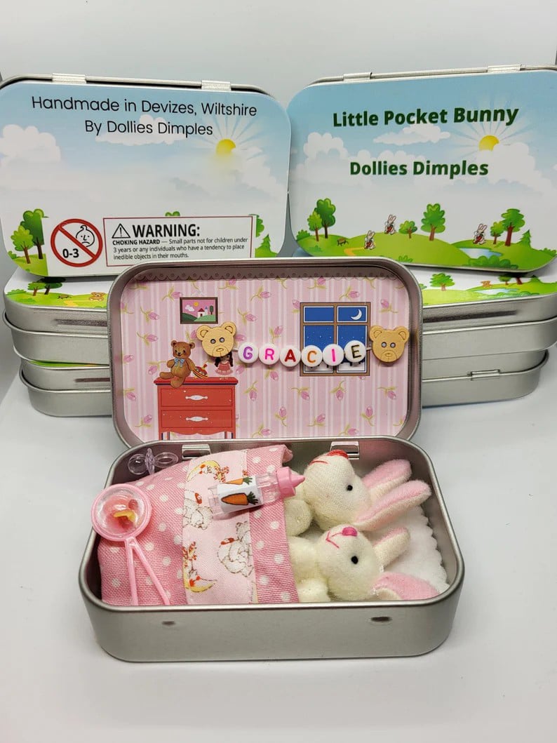 🔥Bästa påskpresenten - 60% RABATT! 🎁🐇Mummy Bunny Mini Plyschfickask i Plåt