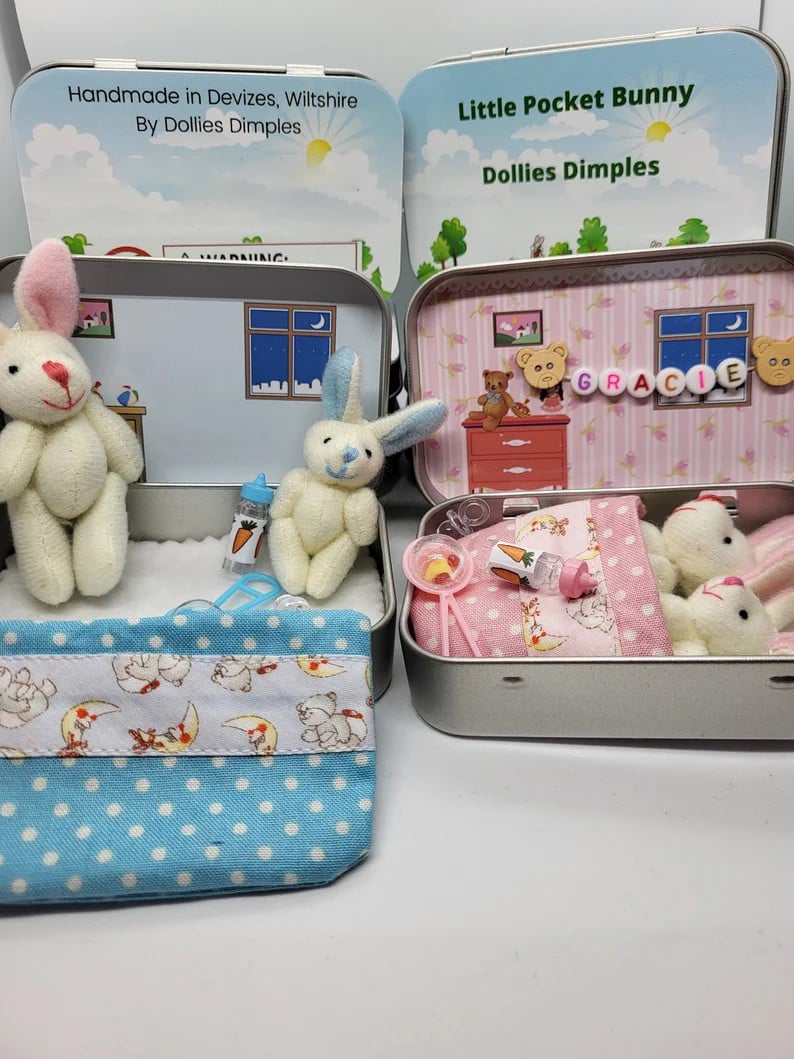🔥Bästa påskpresenten - 60% RABATT! 🎁🐇Mummy Bunny Mini Plyschfickask i Plåt