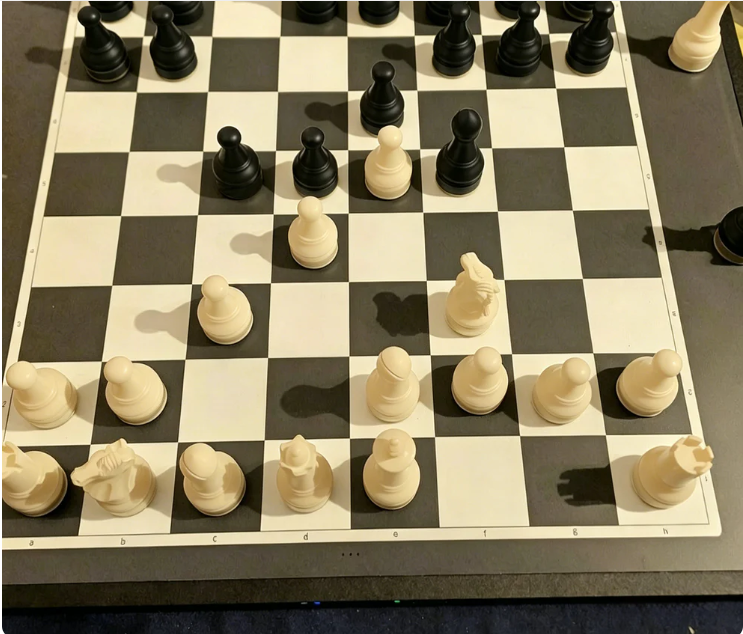 Magnetiskt schackspel med hopfällbart bräde