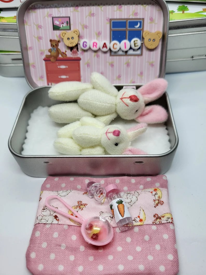 🔥Bästa påskpresenten - 60% RABATT! 🎁🐇Mummy Bunny Mini Plyschfickask i Plåt