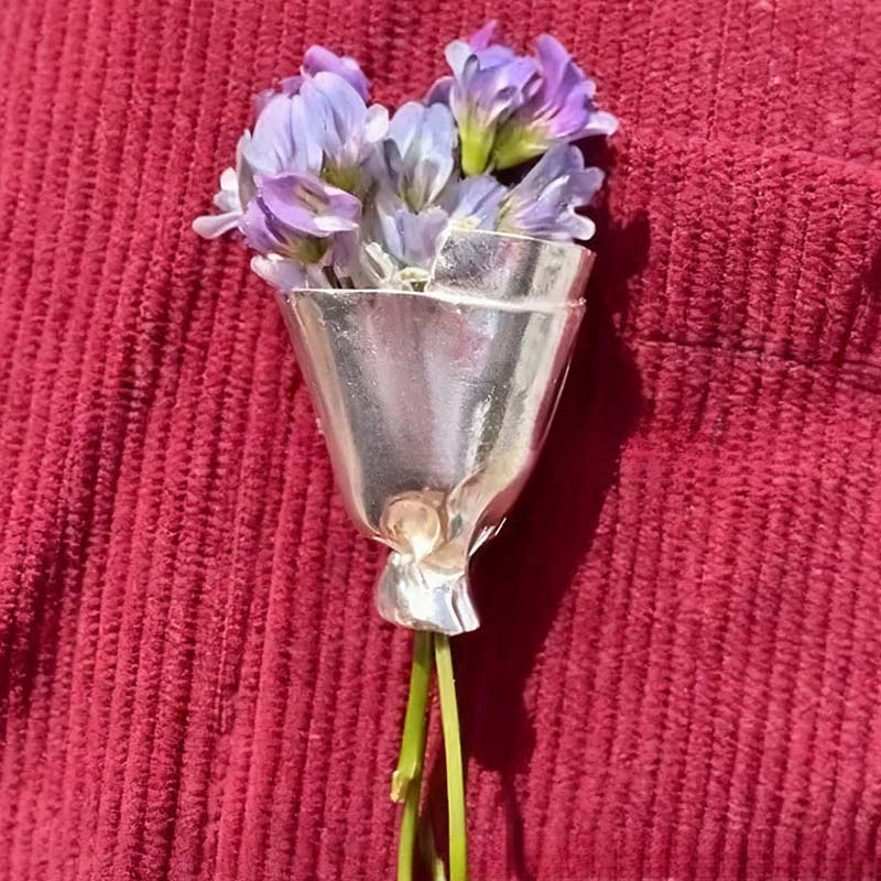 Bärbar blomsterbrosch Nål