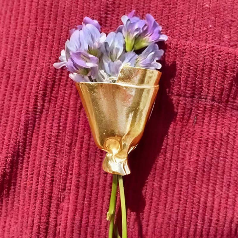 Bärbar blomsterbrosch Nål