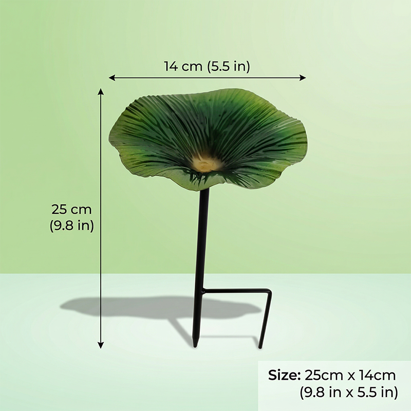 Färgglad fågelmatare i form av en blomsterstake