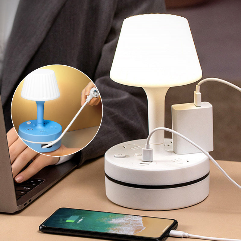3-uttag grenuttag med 2 USB-A- och 2 USB-C-portar samt inbyggd skrivbordslampa