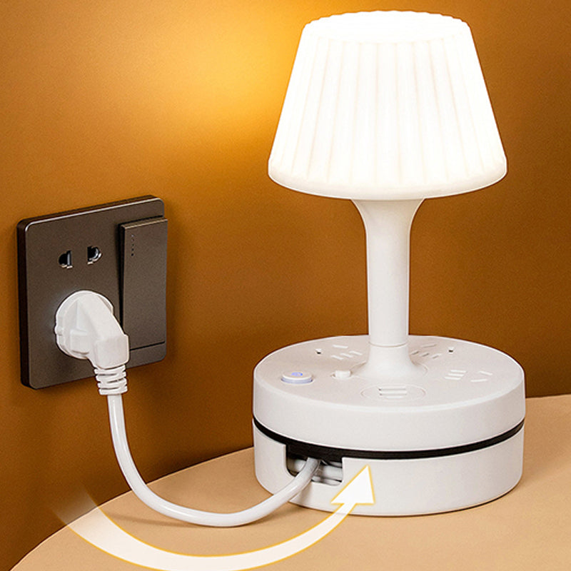 3-uttag grenuttag med 2 USB-A- och 2 USB-C-portar samt inbyggd skrivbordslampa