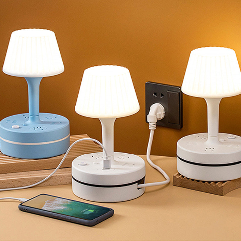 3-uttag grenuttag med 2 USB-A- och 2 USB-C-portar samt inbyggd skrivbordslampa