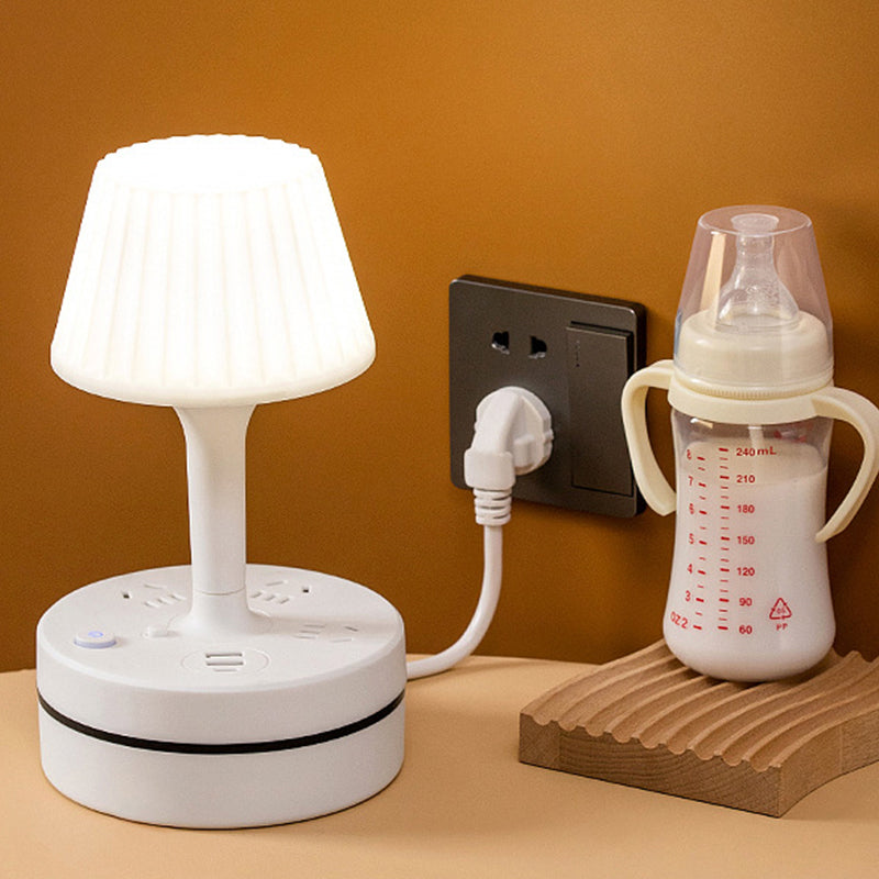 3-uttag grenuttag med 2 USB-A- och 2 USB-C-portar samt inbyggd skrivbordslampa