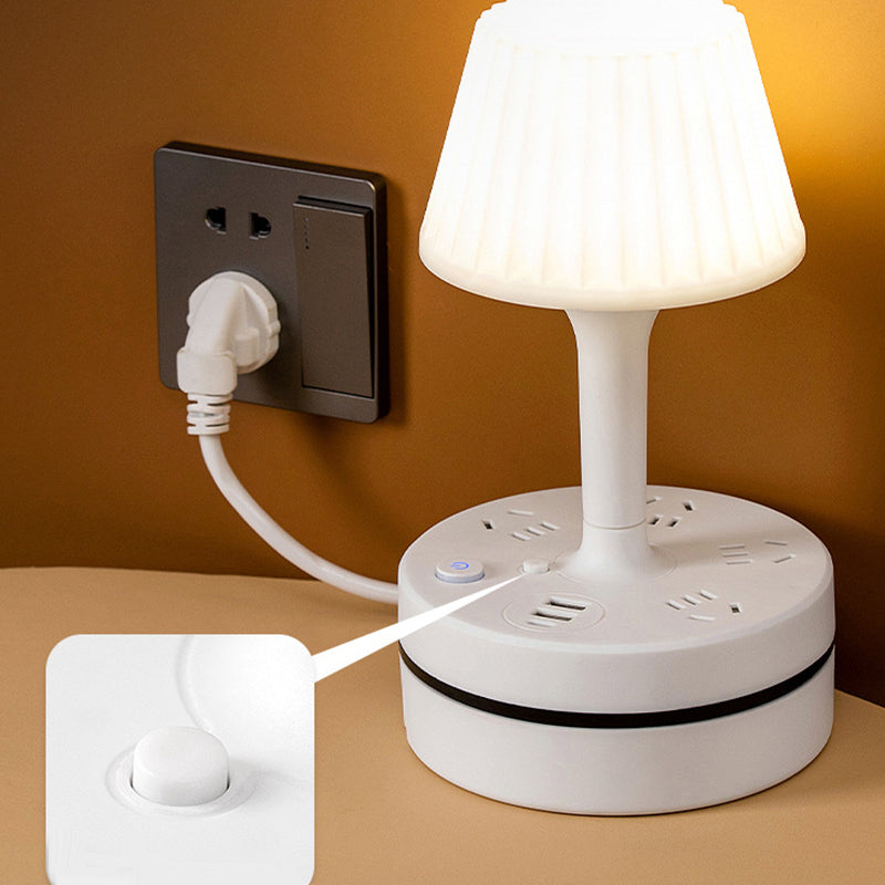 3-uttag grenuttag med 2 USB-A- och 2 USB-C-portar samt inbyggd skrivbordslampa