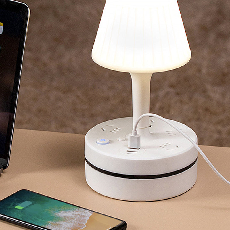 3-uttag grenuttag med 2 USB-A- och 2 USB-C-portar samt inbyggd skrivbordslampa