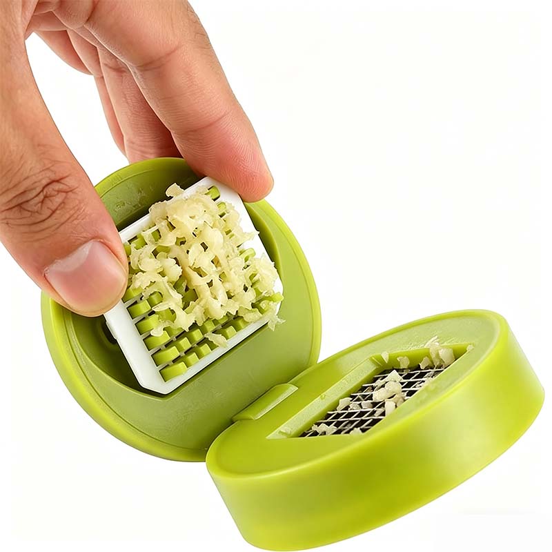 ❄️ Sommarfräscht 50 % rabatt! ✨ Mini vitlökspress med uppsamlingsbehållare – kompakt manuell hackare för vitlök, ingefära, schalottenlök och chili