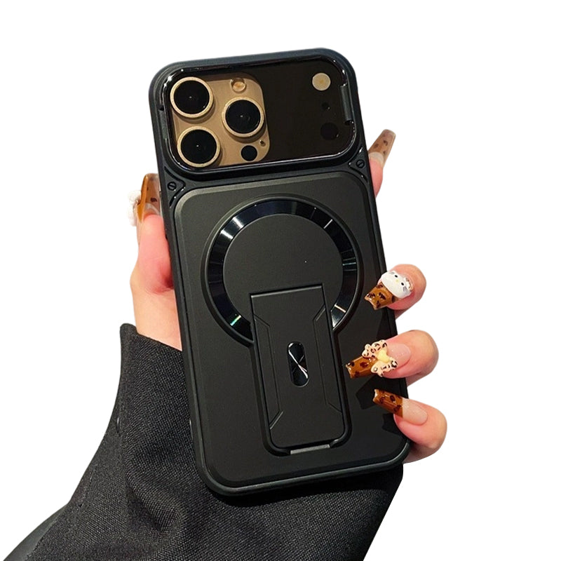 ✨ Ett skal, tre funktioner – magnetfäste, fällbart objektivskydd och ett smidigt stativ. Passar iPhone 13–17. Leverans från Storbritannien