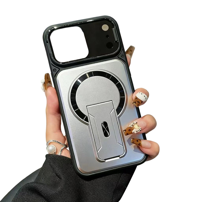 ✨ Ett skal, tre funktioner – magnetfäste, fällbart objektivskydd och ett smidigt stativ. Passar iPhone 13–17. Leverans från Storbritannien